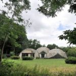 En pleine nature, des maisons sculpturales en béton