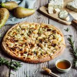 Pizza à la fourme d'Ambert, poire et miel