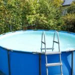 Fini le bleu moche de la piscine hors-sol, il y a une solution très simple pour la relooker