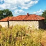 Un couple décide de rénover lui-même une ancienne ferme de A à Z, mais le projet ne va pas se déroul...