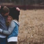Pourquoi les jeunes femmes recherchent des hommes plus âgés sur les sites de rencontres ?