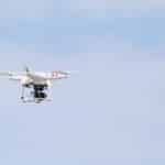 un drone survole Nice et Cannes pour faire respecter les mesures de confinement