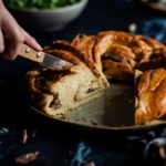 Brioche tressée salée au camembert et noix de pécan