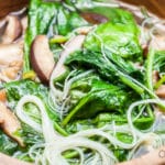 Soupe chinoise aux shiitakes et épinards