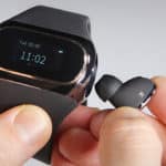 On a testé les Wearbuds, ces étranges écouteurs intégrés à une montre connectée