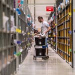 Malgré la fermeture de ses entrepôts, Amazon va continuer de livrer ses clients français
