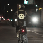 On a testé l'étonnante « veste à emojis » pour cyclistes de Ford