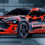 le SUV électrique à triple moteur aperçu sur un circuit