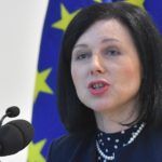 L'Union européenne demande aux géants du Web un rapport mensuel de leur combat contre les fake news