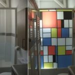 Pose d’un film dépoli imprimé, à la Mondrian, sur une paroi de douche