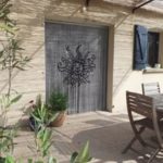 Un rideau de porte en fils d’aluminium