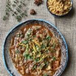 Veau mijoté épicé aux pruneaux et poireaux