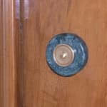 Remplacer une sonnette de porte palière en 7 étapes
