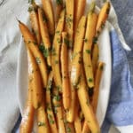 Carottes cuites à l'étouffée, sauce aux herbes ou cocotte de carottes primeur