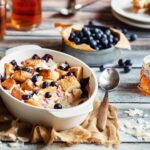 Gratin de pain perdu au lait de coco et myrtilles