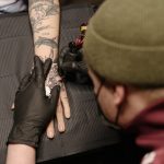 Les tatouages, interdits de certaines encres de couleur