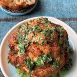 Chou-fleur rôti entier à la harissa, coriandre, citron, sauce au tahiné