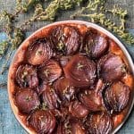 Tarte tatin aux oignons rouges, pâte brisée au Parmesan et zaatar