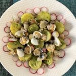Salade de pommes de terre aux coques, pesto à l’ail des ours et radis