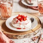 Pavlova aux fraises et chantilly à l’infusion hibiscus et menthe poivrée