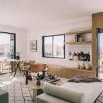Recréer un salon tendance en beige et bois