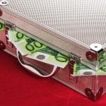 Mallette de faux billets, kit pour soirée coquine ou... déambulateur ! Ces objets insolites oubliés ...