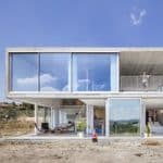 En Catalogne, une villa brutaliste qui fusionne avec la nature