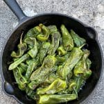 Piments de Padron (pimientos de padron) sautés à l'huile d'olive et fleur de sel