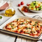 Pizza crevettes, mozzarella et persillade