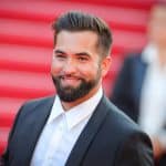 il refuse de dévoiler l'identité de sa femme, c'est vrai que c'est compliqué...