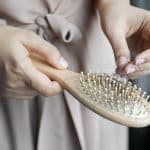 Comment nettoyer sa brosse à cheveux facilement et sans l'abîmer ?