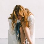 Cette astuce qui boucle les cheveux grâce à un tee-shirt va vous changer la vie (et ça fonctionne vr...
