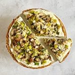 Tarte au pain rassis, ricotta, poireaux et champignons
