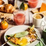 Crêpes vertes d'épinard, garnies à la patate douce et oeuf sur le plat