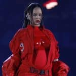 Rihanna porte son baggy ouvert pour laisser de la place à son baby bump