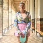 Louane brille de mille feux dans cette minijupe à sequins