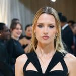 Angèle prend la pose vêtue d'un soutien-gorge improbable en couverture d'un grand magazine