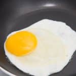 Apparemment, c'est comme ça qu'il faut cuire l'œuf au plat (ah bon ?)