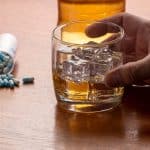Peut-on boire de l'alcool sous antibiotiques ? Quels risques ?
