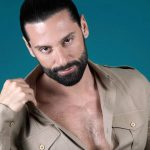 Hugo Manos, torse poil et pathétique ? Moqué sur Instagram, il réplique (pour notre plus grand p...