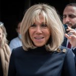Dans sa tenue de moussaillonne, Brigitte Macron se prépare aux vacances