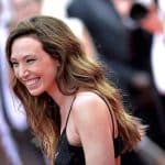 Laura Smet pose complètement nue sur un cheval, à l'exception de deux bracelets à plusieurs milliers...