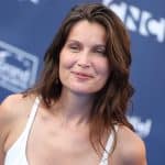 En nuisette satinée, jean taille haute, mini robe ou costume cintré, Laetitia Casta maîtrise à fond ...
