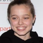 À 17 ans, Shiloh Jolie-Pitt, fille de Brad et Angelina, assume son style rebelle avec cette coupe de...