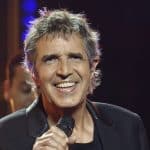 les femmes de sa vie, ses origines, son frère, ses tubes… on vous dit tout sur le chanteur