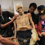 Ce peuple déterre les cadavres de proches tous les 3 ans