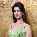 Anne Hathaway tente un look audacieux en hommage aux années 2000