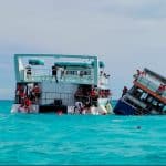 aux Bahamas, un bateau de luxe sombre avec ses touristes au milieu du lagon