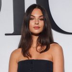 Top transparent et jupe taille haute, Deva Cassel pose dans les bras de sa mère pour une photo de fa...