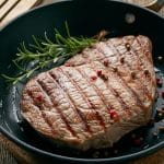 Pour éviter que votre steak devienne trop dur à la cuisson, ce geste machinal est à bannir